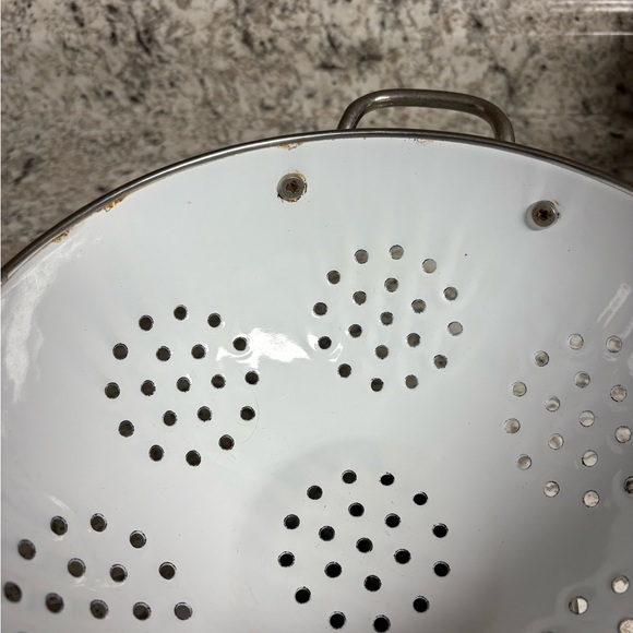 Vintage Kobe JCPenney Footed Metal White Enamel Colander/Strainer Pink/Purple 🌺 - Picture 8 of 14
